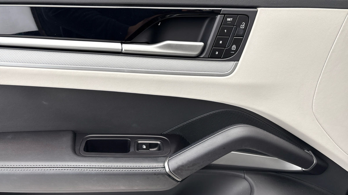 Porsche Cayenne Image 19