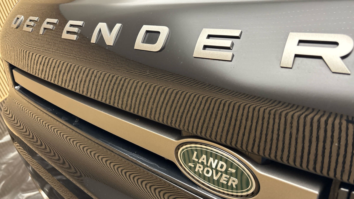 Land Rover Defender 110 Image 24