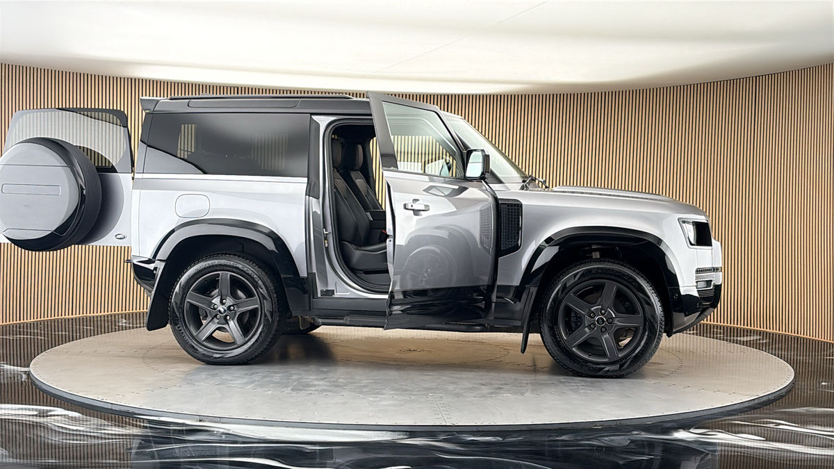 More views of Land Rover Defender 90