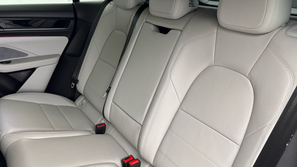 Porsche Macan Image 8