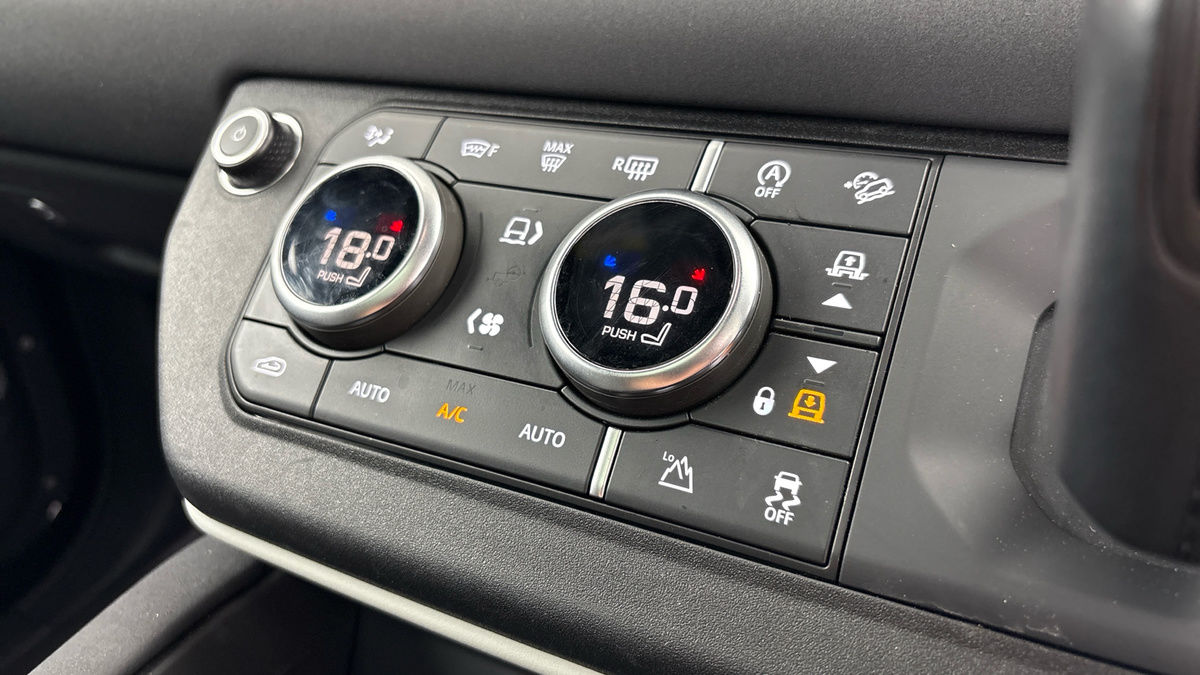 Land Rover Defender 130 Image 30