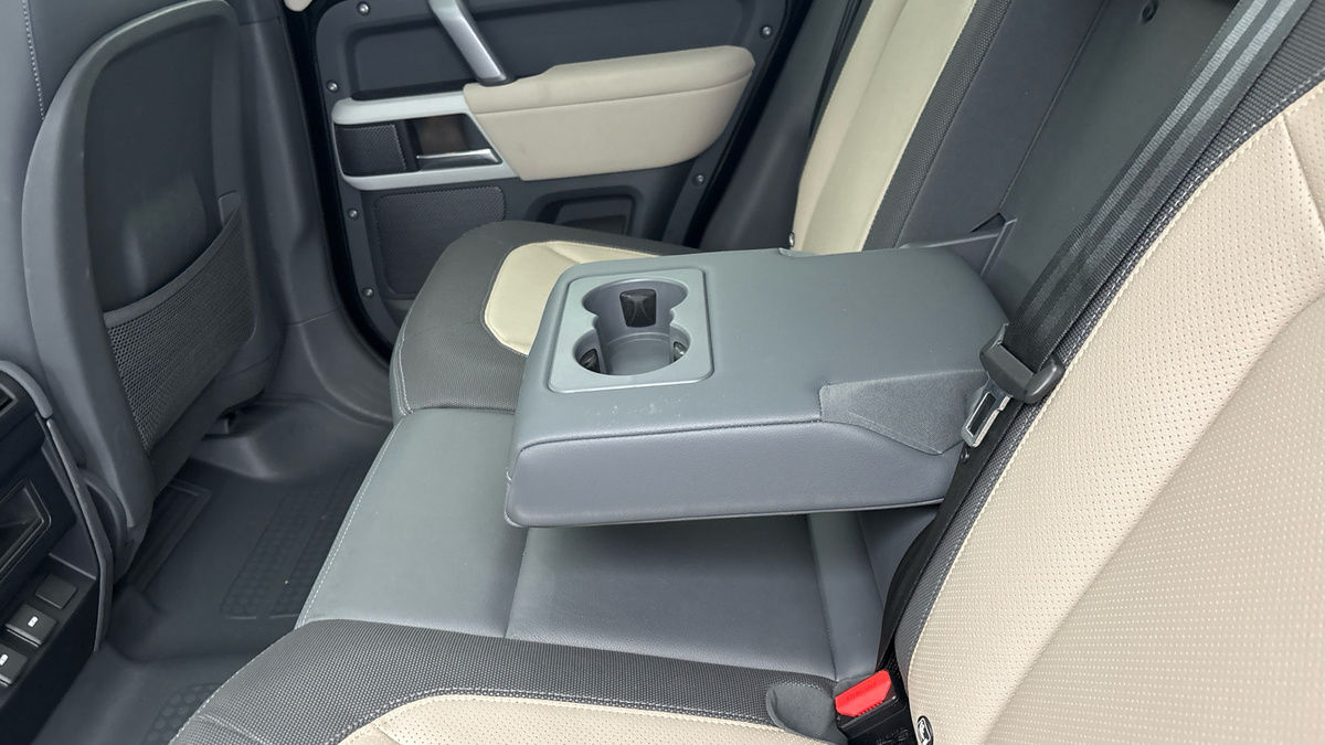 Land Rover Defender 110 Image 9