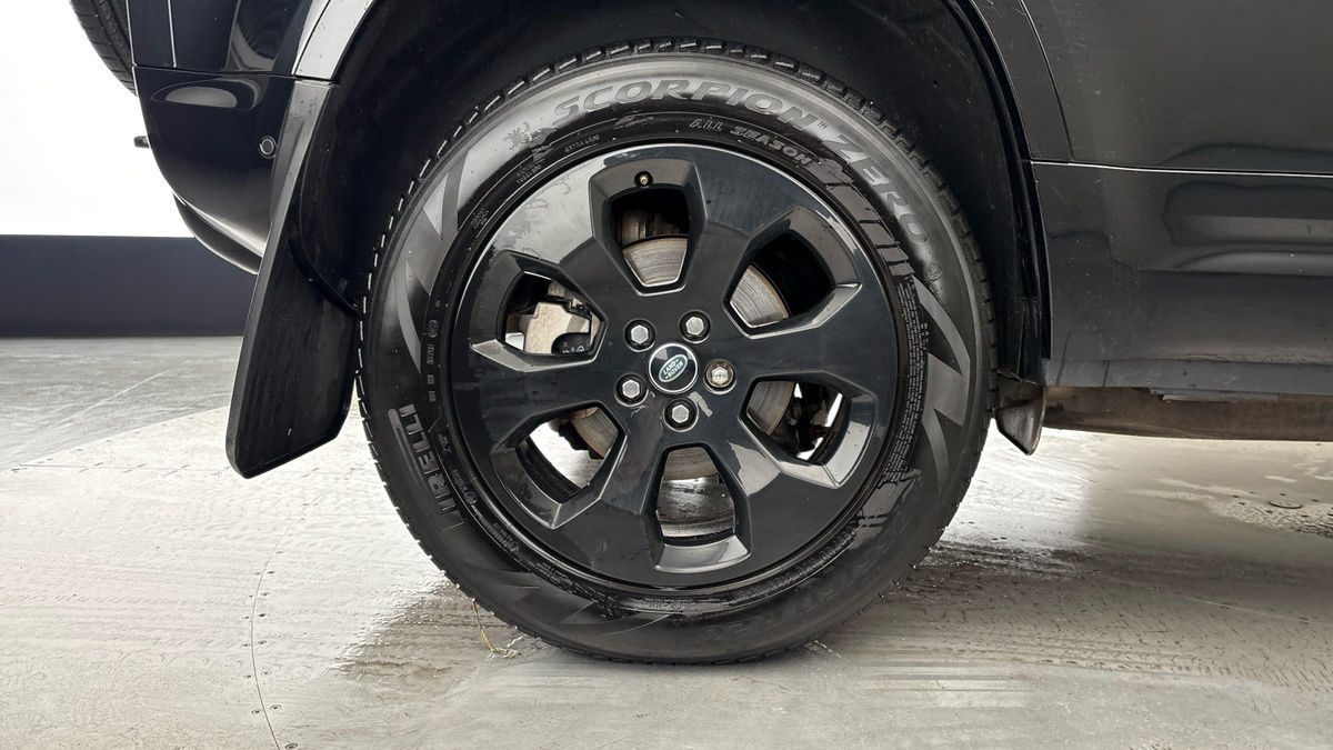 Land Rover Defender 110 Image 10