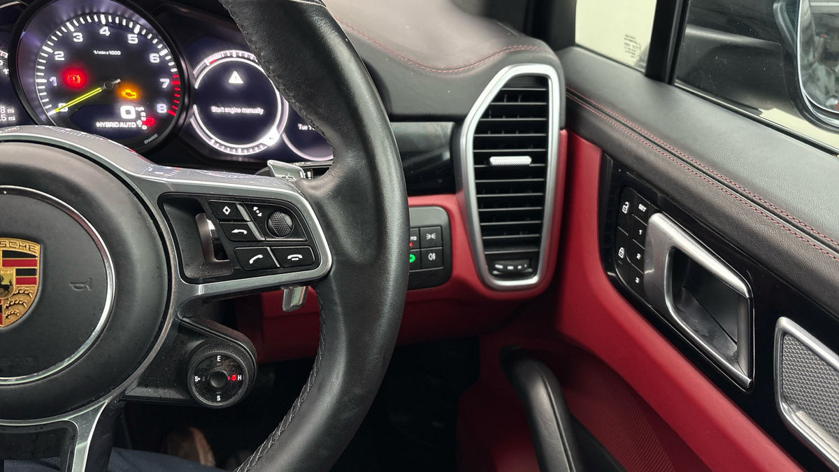 Porsche Cayenne Image 14