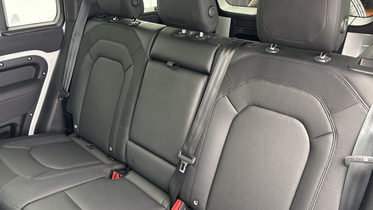 Land Rover Defender 110 Image 8