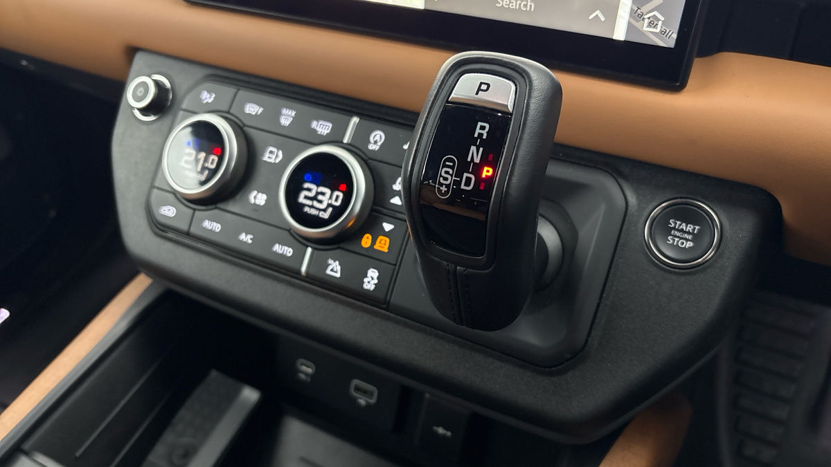 Land Rover Defender 130 Urban Image 6