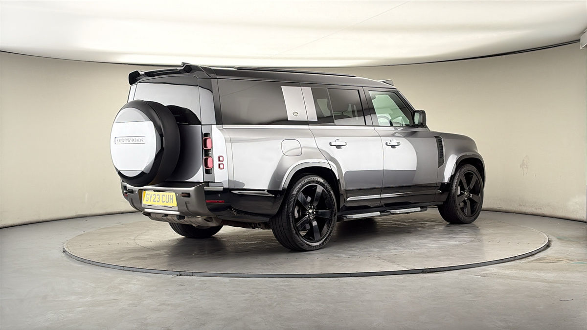 Land Rover Defender 130 Image 21