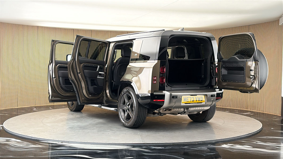 Land Rover Defender 110 Image 23