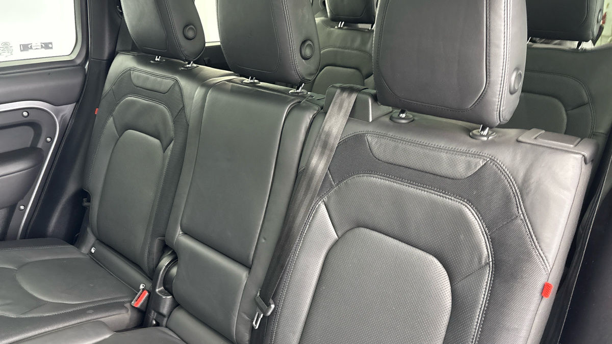 Land Rover Defender 130 Urban Image 8