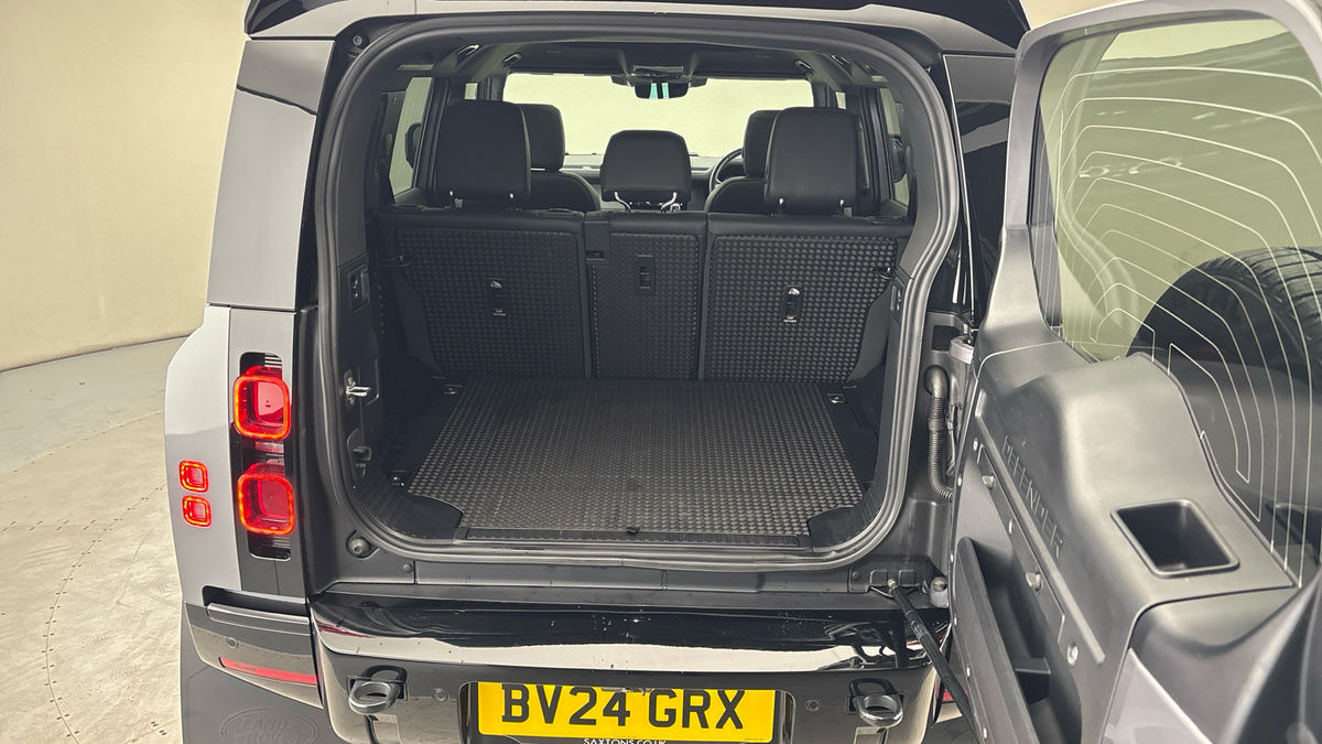 Land Rover Defender 110 Image 11