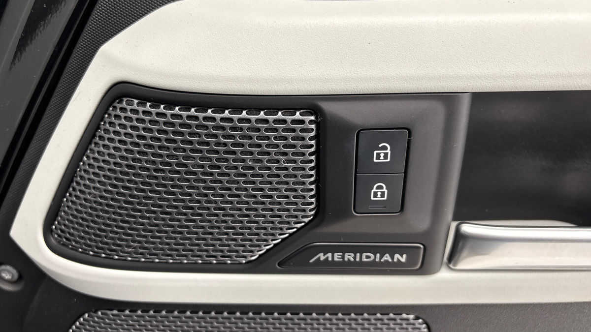 Land Rover Defender 110 Image 25
