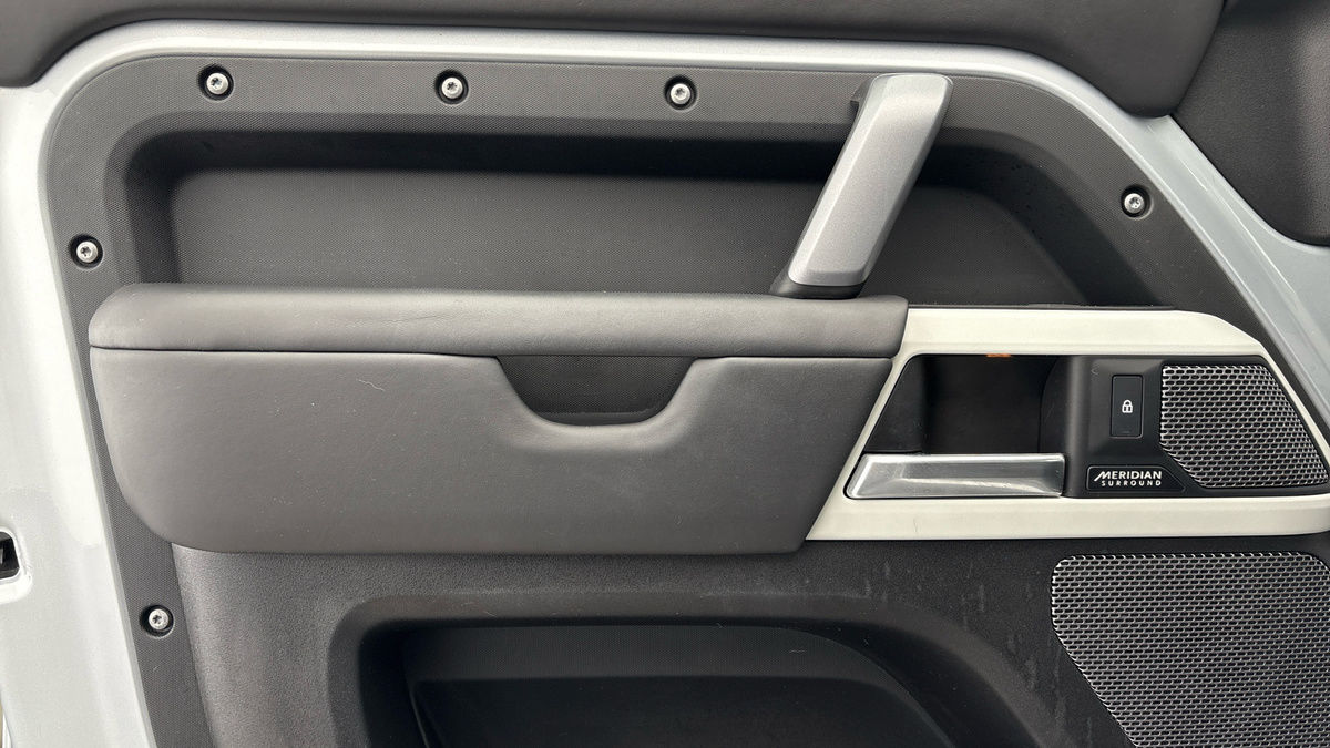 Land Rover Defender 110 Image 19