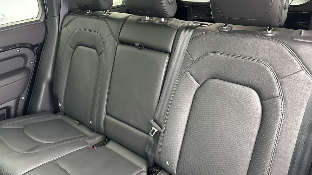 Land Rover Defender 110 Image 8