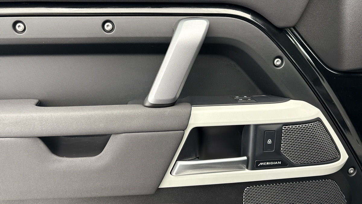 Land Rover Defender 110 Urban Image 19