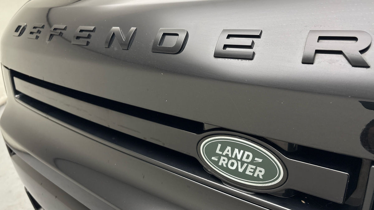 Land Rover Defender 110 Image 24