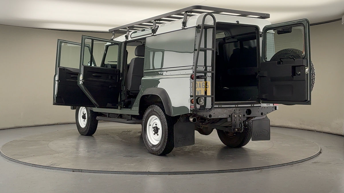 Land Rover Defender 110 Image 23