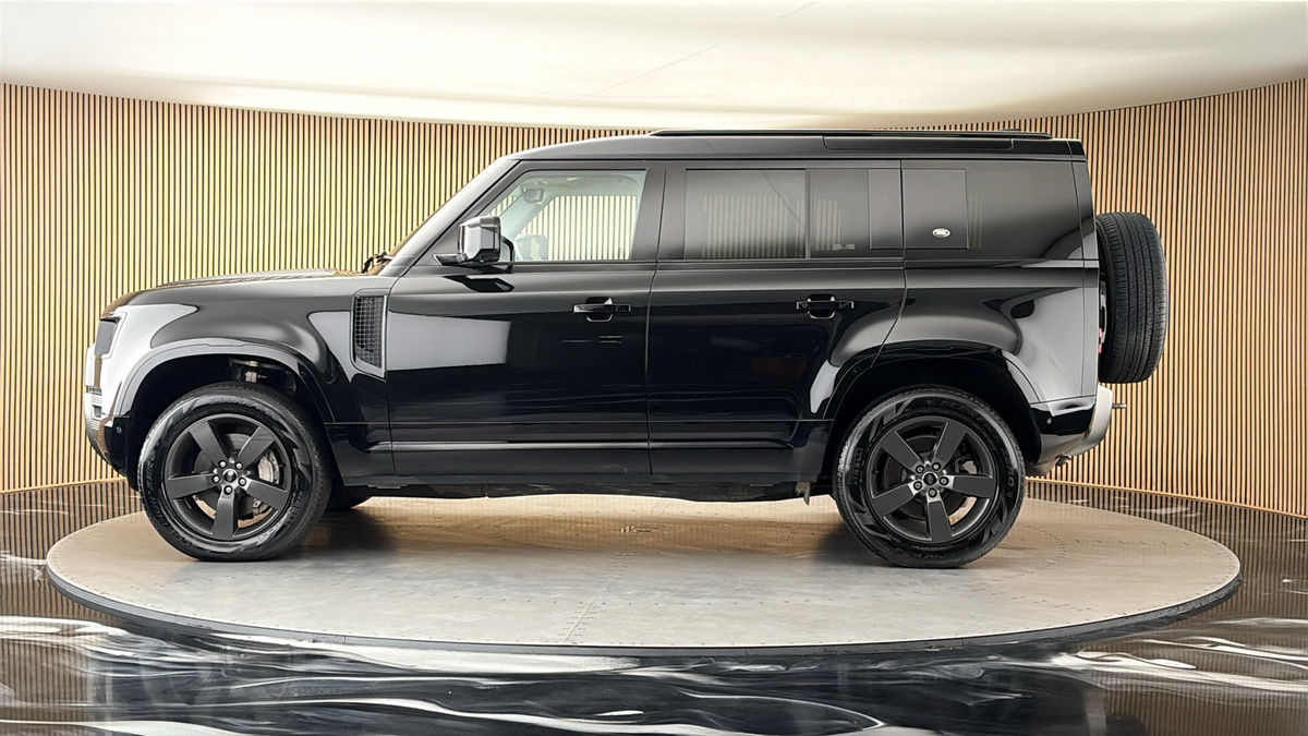 Land Rover Defender 110 Image 15
