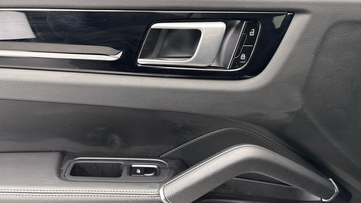 Porsche Cayenne Image 19