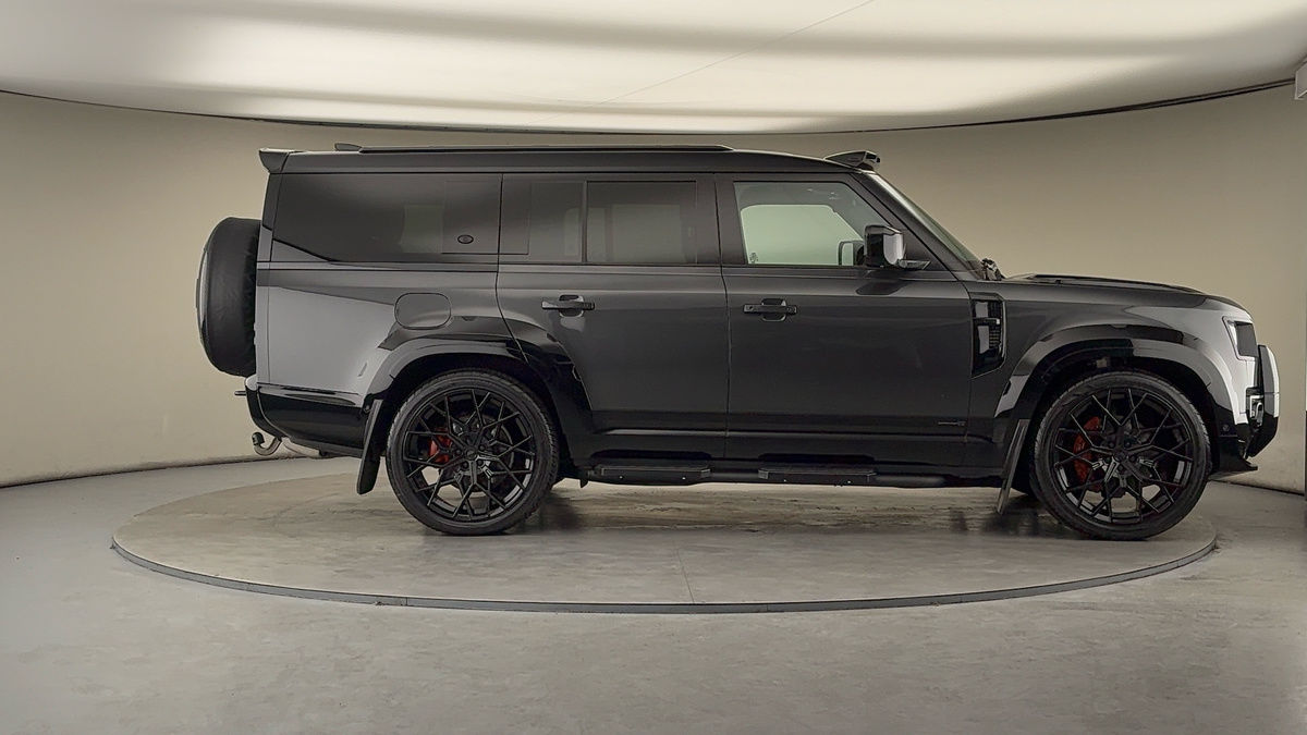 Land Rover Defender 130 Urban Image 16