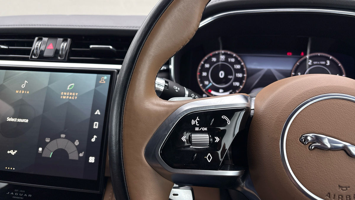 Jaguar F-PACE Image 13