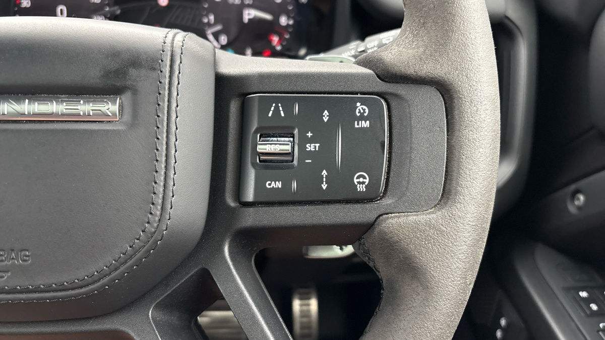 Land Rover Defender 110 Image 14