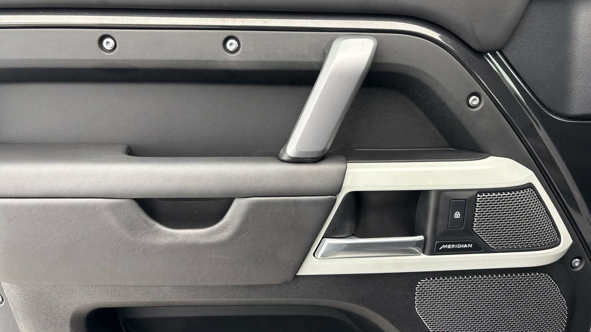 Land Rover Defender 90 Urban Image 19