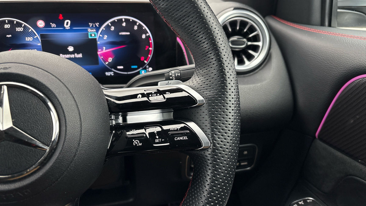 Mercedes-Benz GLB Image 14