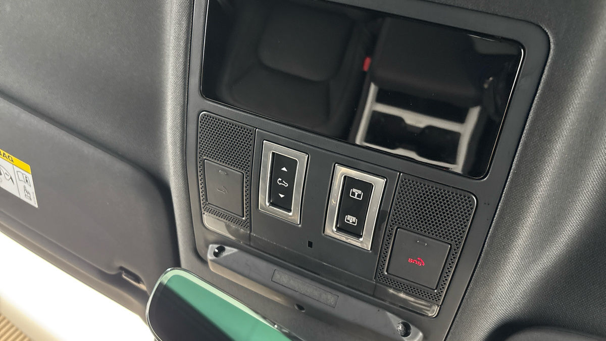 Land Rover Defender 90 Image 30