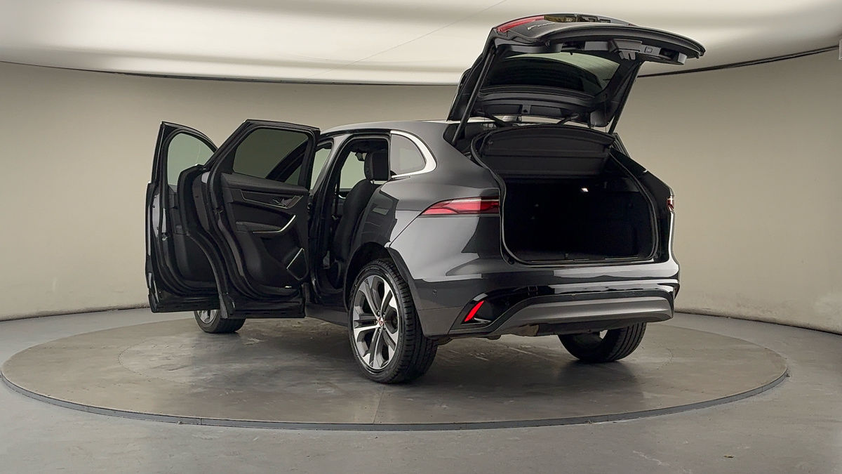Jaguar F-PACE Image 23