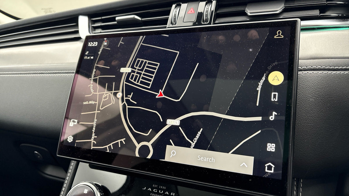 Jaguar F-PACE Image 17