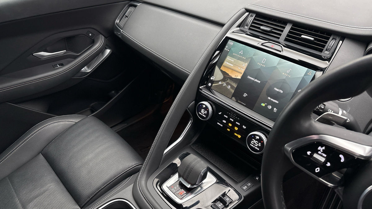 Jaguar E-PACE Image 18