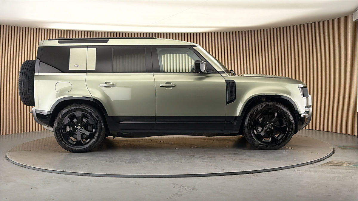 Land Rover Defender 110 Image 16