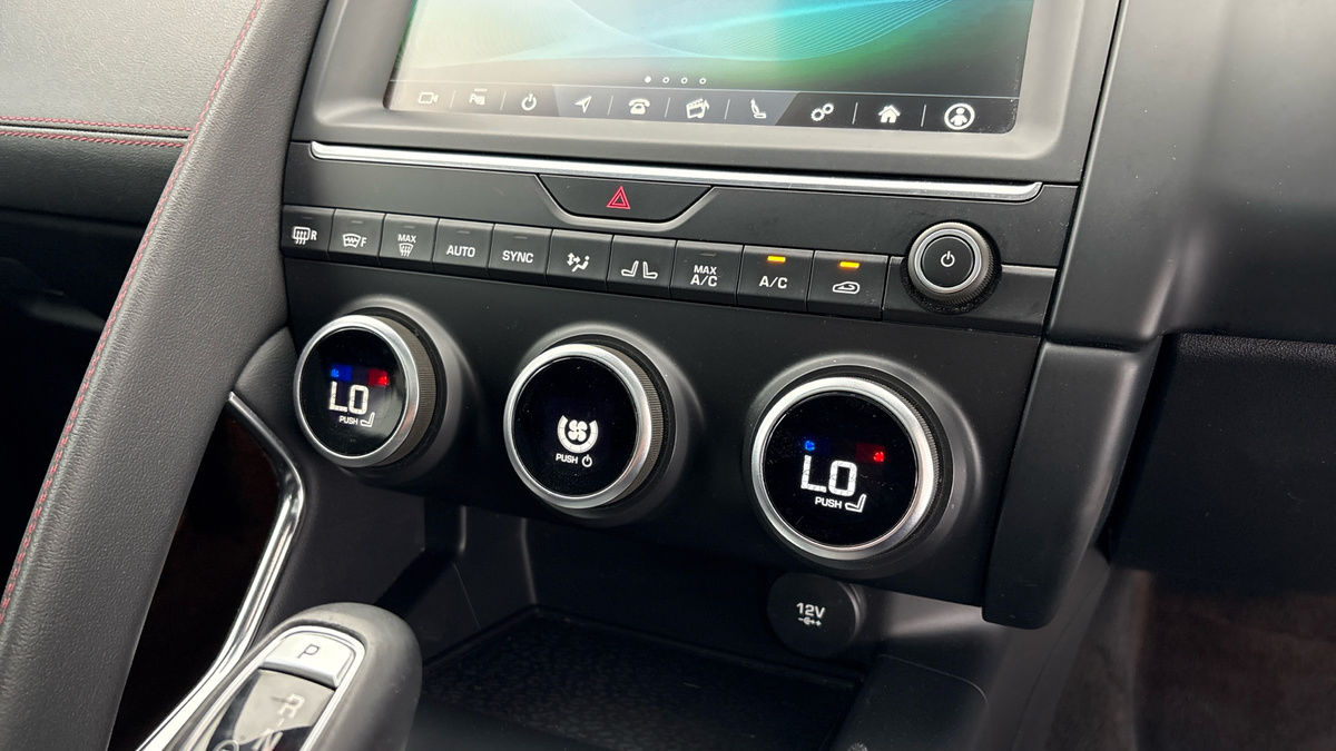 Jaguar E-PACE Image 28