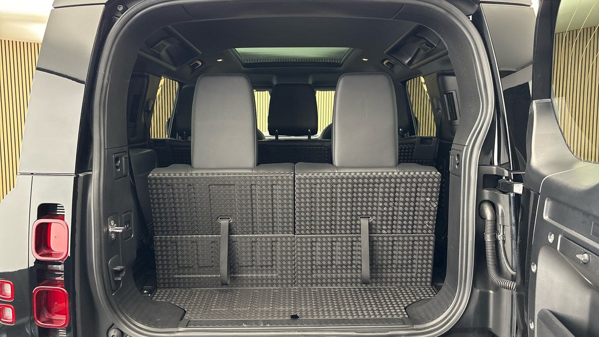 Land Rover Defender 110 Image 11