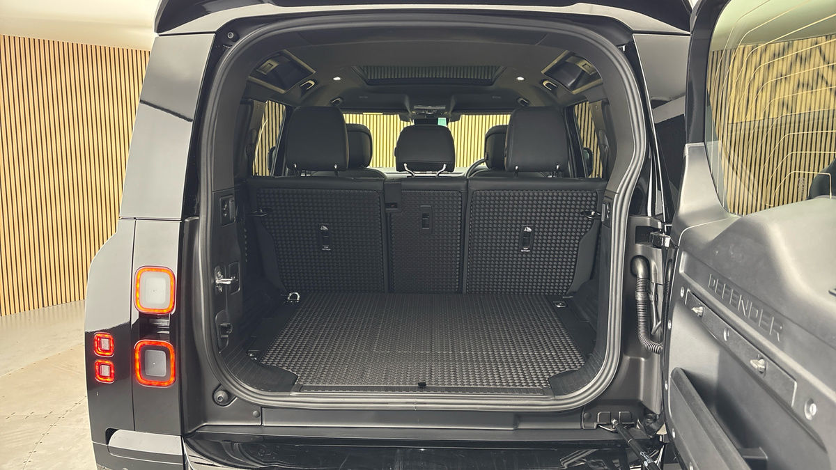 Land Rover Defender 110 Image 11