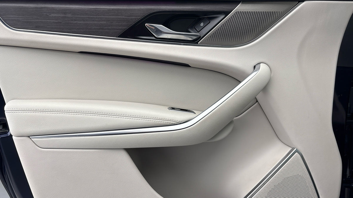 Jaguar F-PACE Image 19