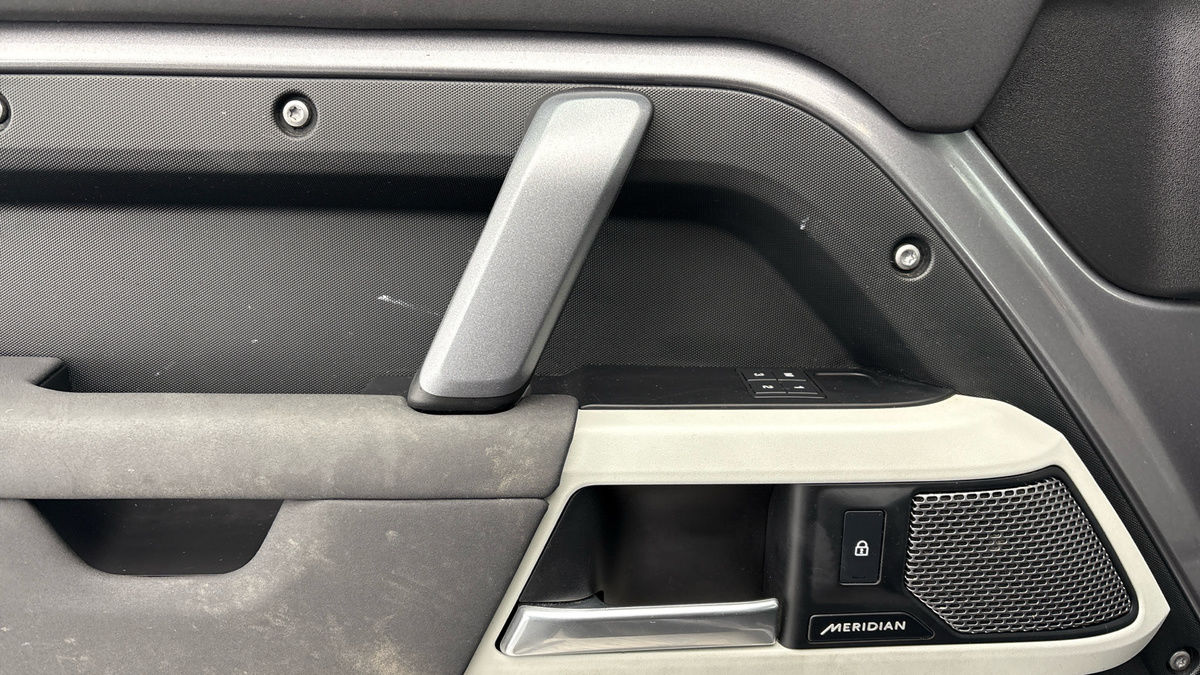 Land Rover Defender 110 Image 19
