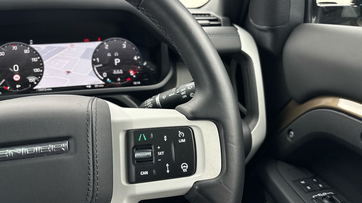 Land Rover Defender 110 Image 14