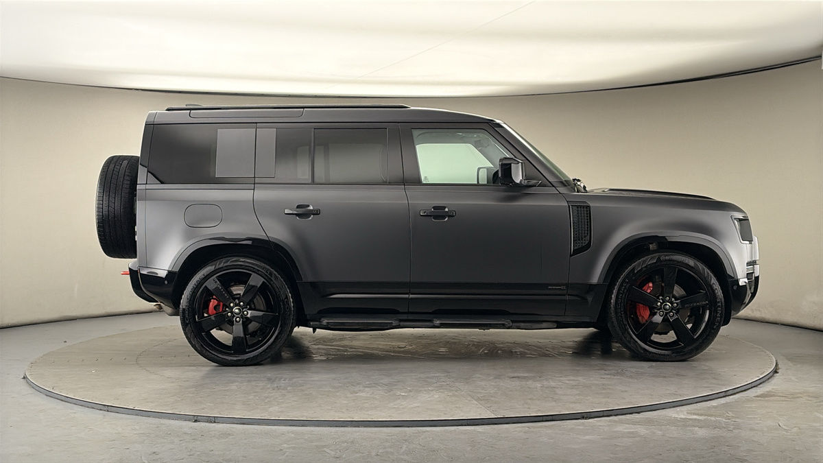 Land Rover Defender 110 Image 16