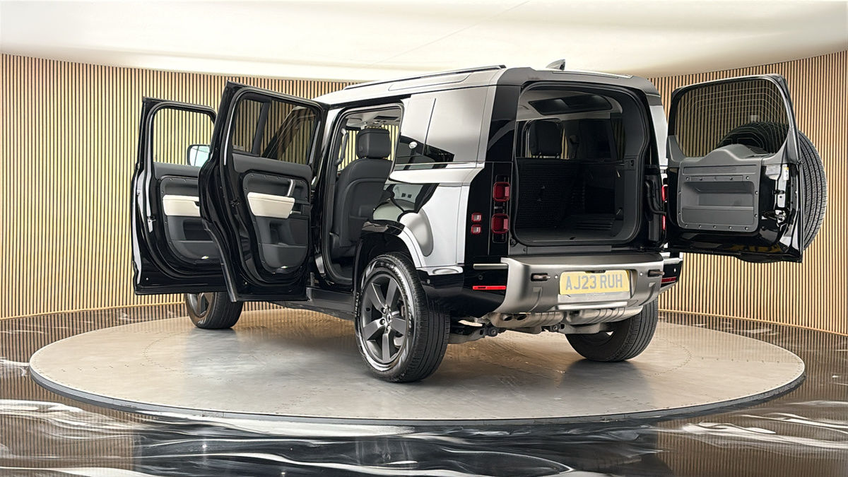 Land Rover Defender 110 Image 23