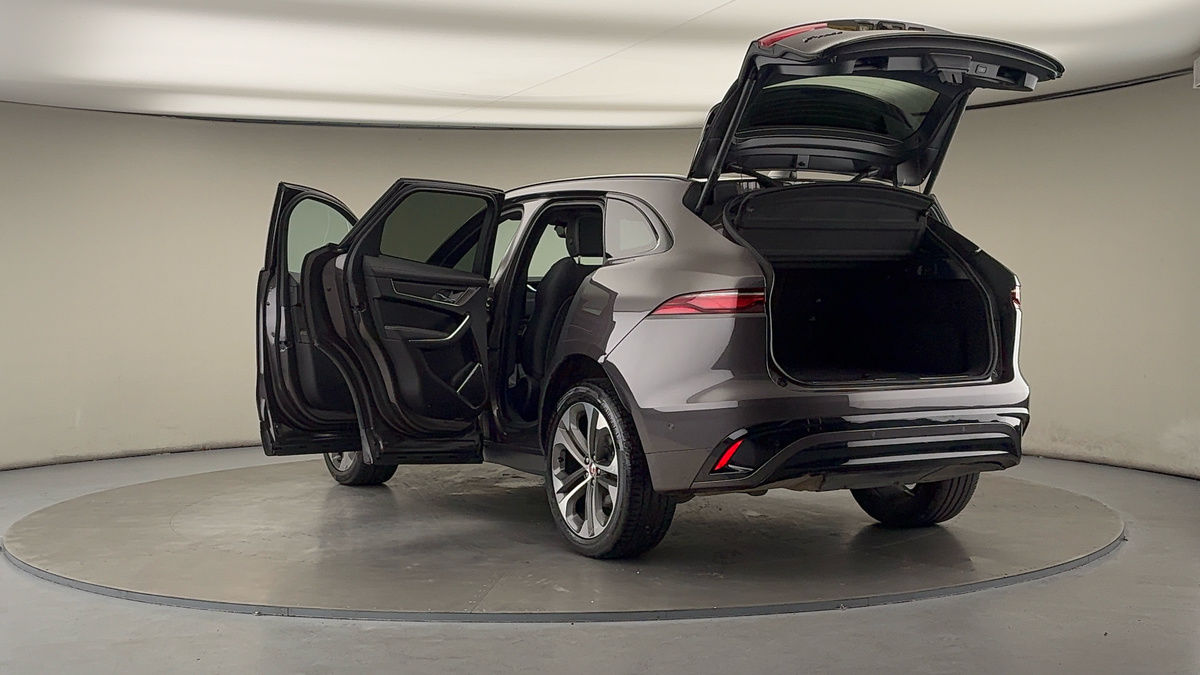Jaguar F-PACE Image 23
