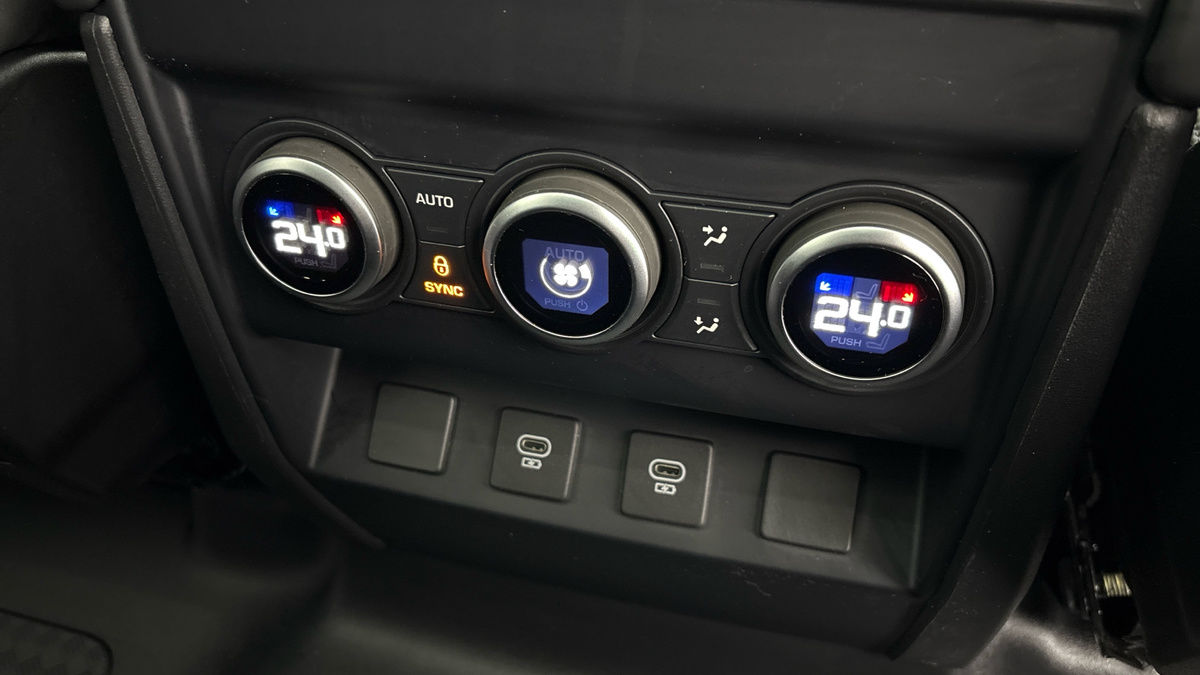 Land Rover Defender 110 Image 28