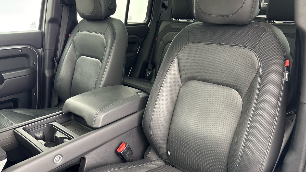 Land Rover Defender 110 Image 7