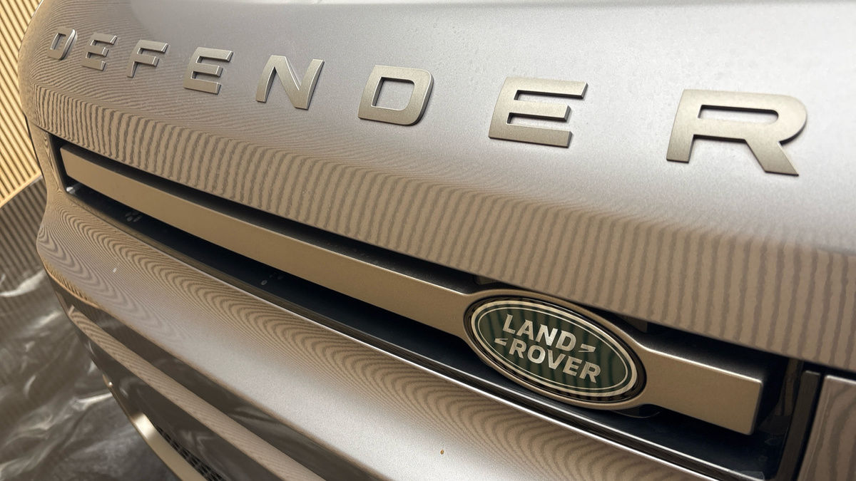 Land Rover Defender 110 Image 24
