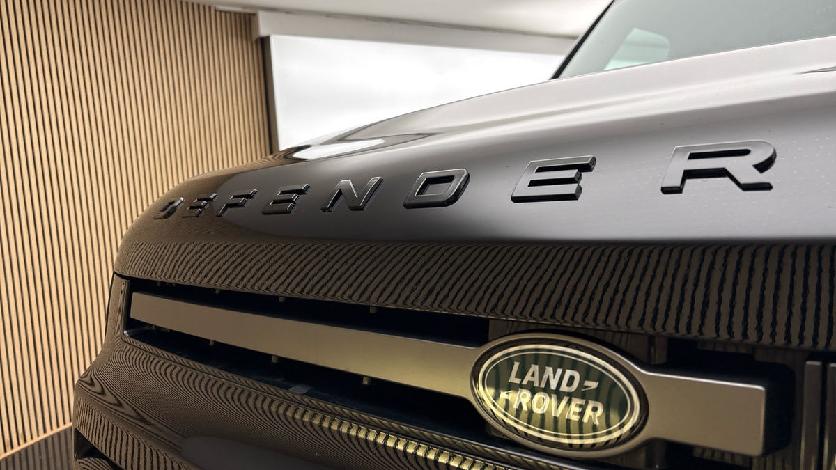 Land Rover Defender 110 Image 24
