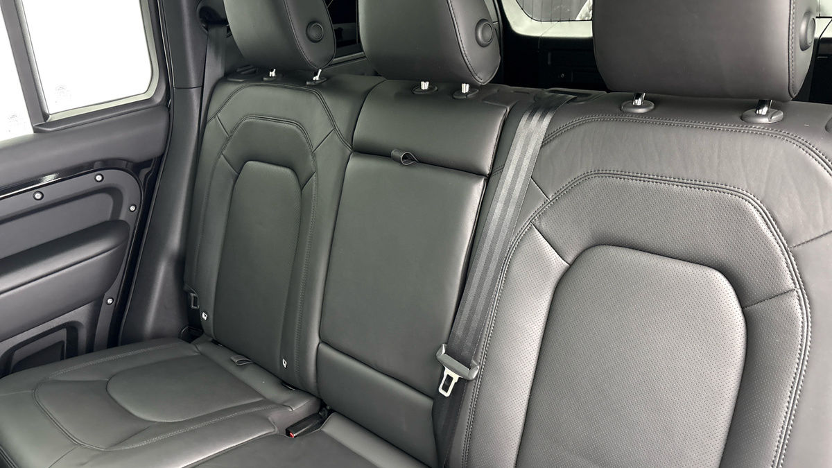 Land Rover Defender 110 Image 8