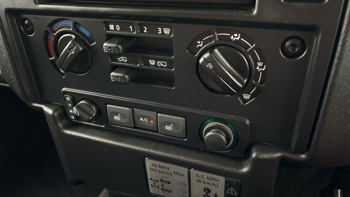 Land Rover Defender 90 Image 26