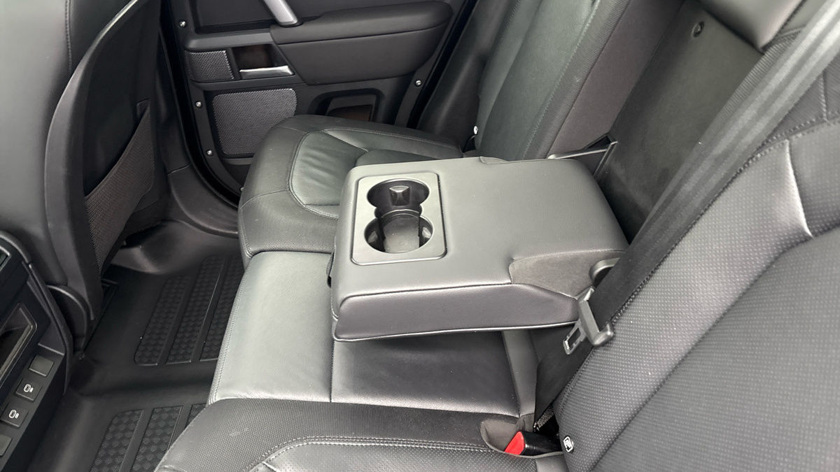 Land Rover Defender 110 Image 9