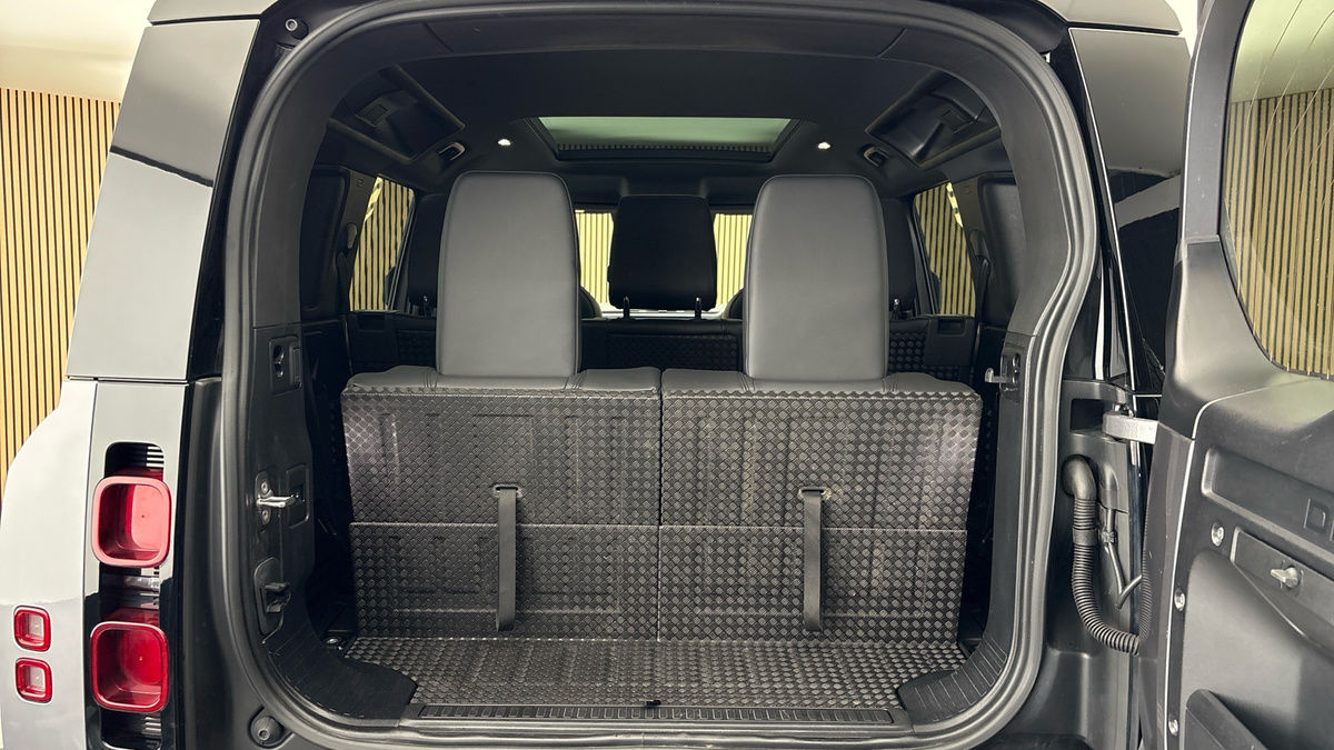 Land Rover Defender 110 Image 11