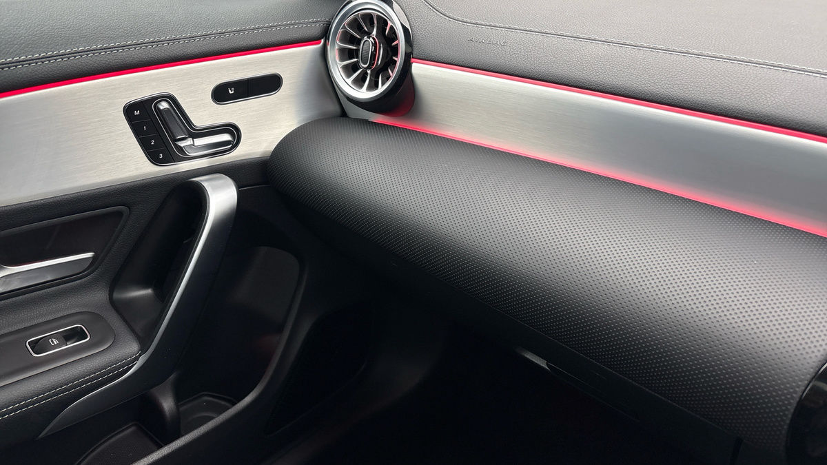 Mercedes-Benz CLA Image 25